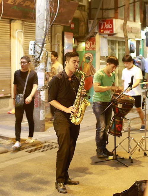 无声音乐表演。（图片来源：《人民军队报》）