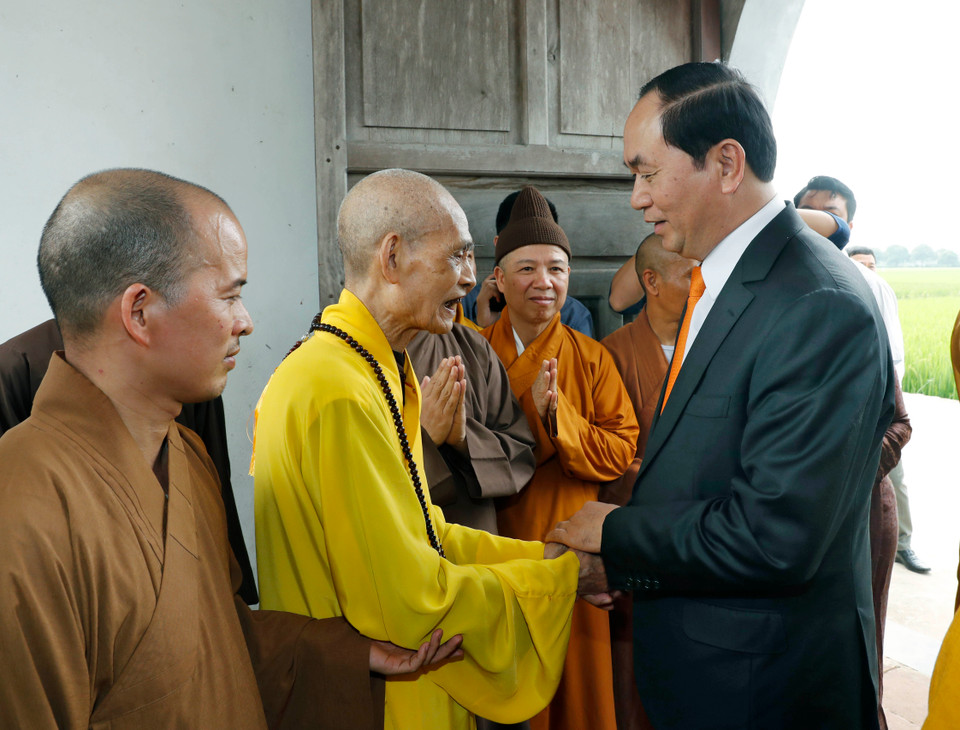 5月4日，越南国家主席陈大光走访慰问并向越南佛教教会法主释普慧大老和尚及佛教教会证明理事会、治事委员会全体高僧大德致以佛诞节祝福。