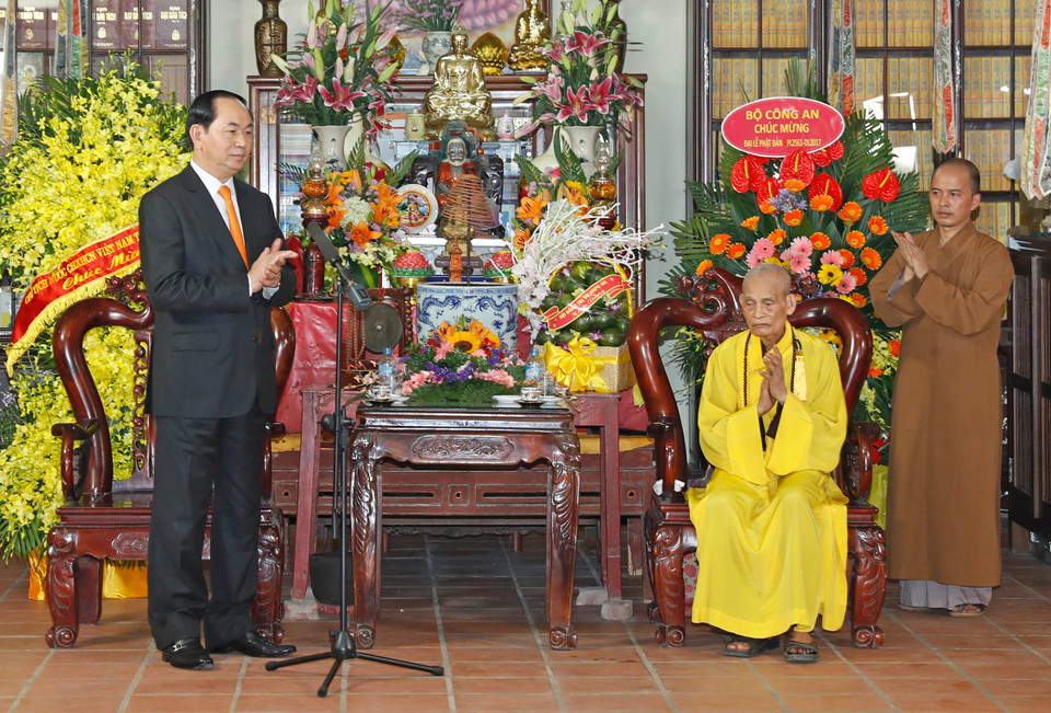 5月4日，越南国家主席陈大光走访慰问并向越南佛教教会法主释普慧大老和尚及佛教教会证明理事会、治事委员会全体高僧大德致以佛诞节祝福。