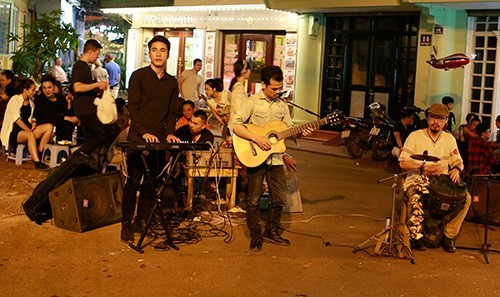 流行音乐表演。（图片来源：《人民军队报》）