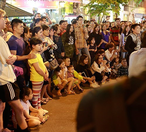 街头音乐队赢得广泛人民和游客的鼓舞。（图片来源：《人民军队报》）