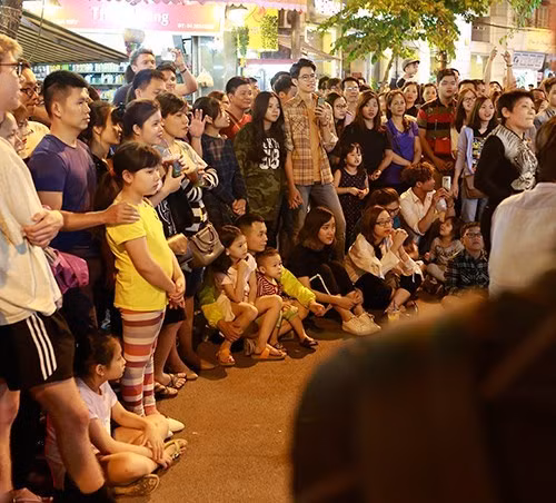 街头音乐队赢得广泛人民和游客的鼓舞。（图片来源：《人民军队报》）