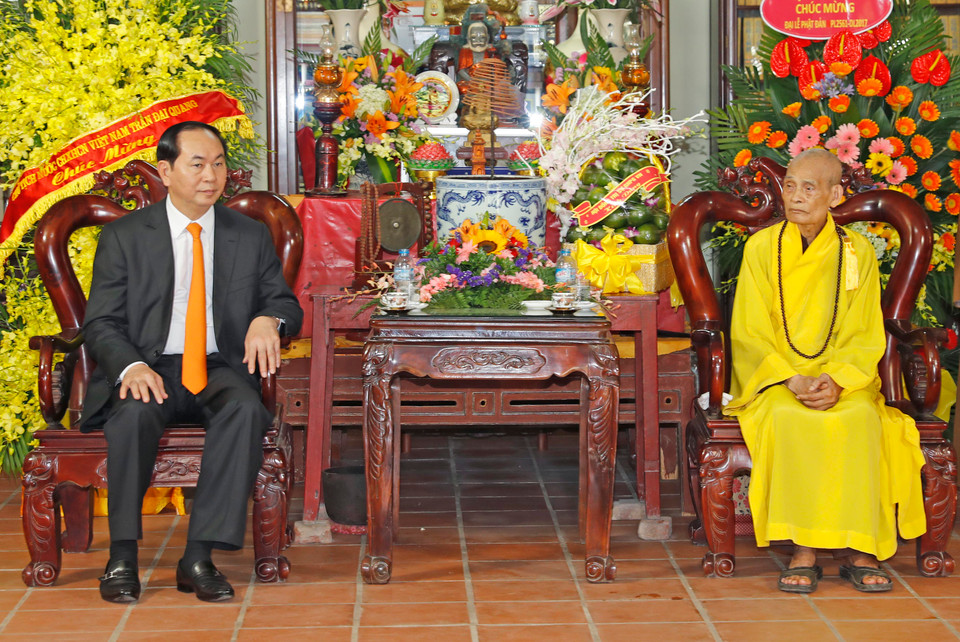 5月4日，越南国家主席陈大光走访慰问并向越南佛教教会法主释普慧大老和尚及佛教教会证明理事会、治事委员会全体高僧大德致以佛诞节祝福。