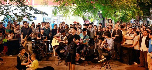 街头音乐队为河内古街周末气氛添加色彩。（图片来源：《人民军队报》）