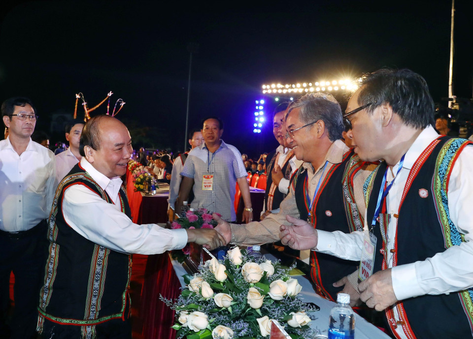 阮春福总理与各位代表亲切握手。越通社记者 统一 摄