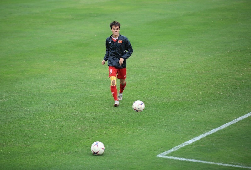 前锋阮文全在场上练球。越通社记者 仲达 摄