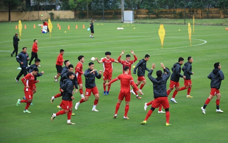 从马来西亚回国后，13日，越南球队开始了训练。越通社记者 仲达 摄