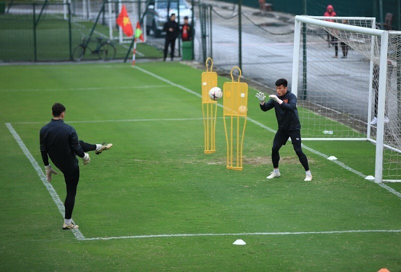 越南队守门员裴进勇在场上练球。越通社记者 仲达 摄