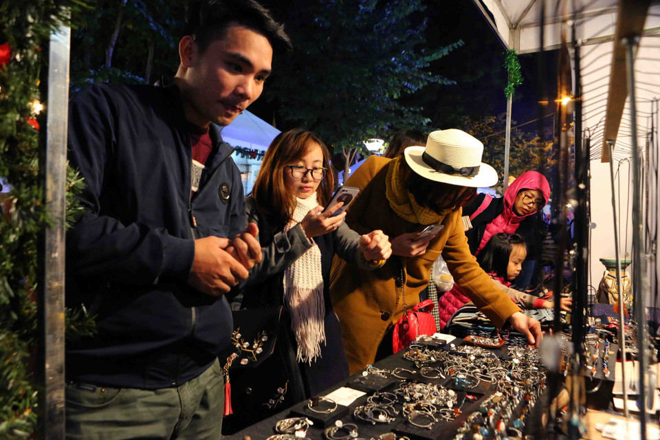 此次展会吸引河内居民和游客的关注。越通社记者 成达 摄