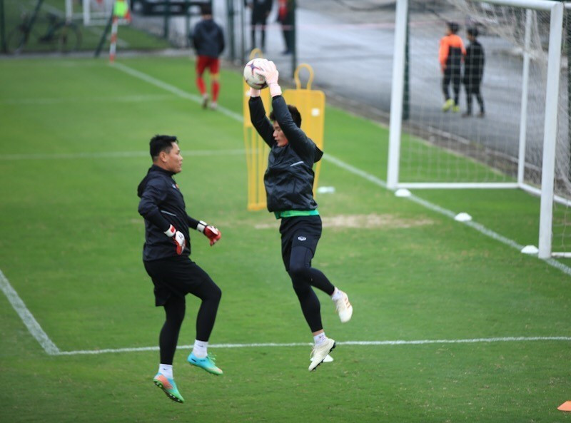 越南队守门员裴进勇在场上练球。越通社记者 仲达 摄