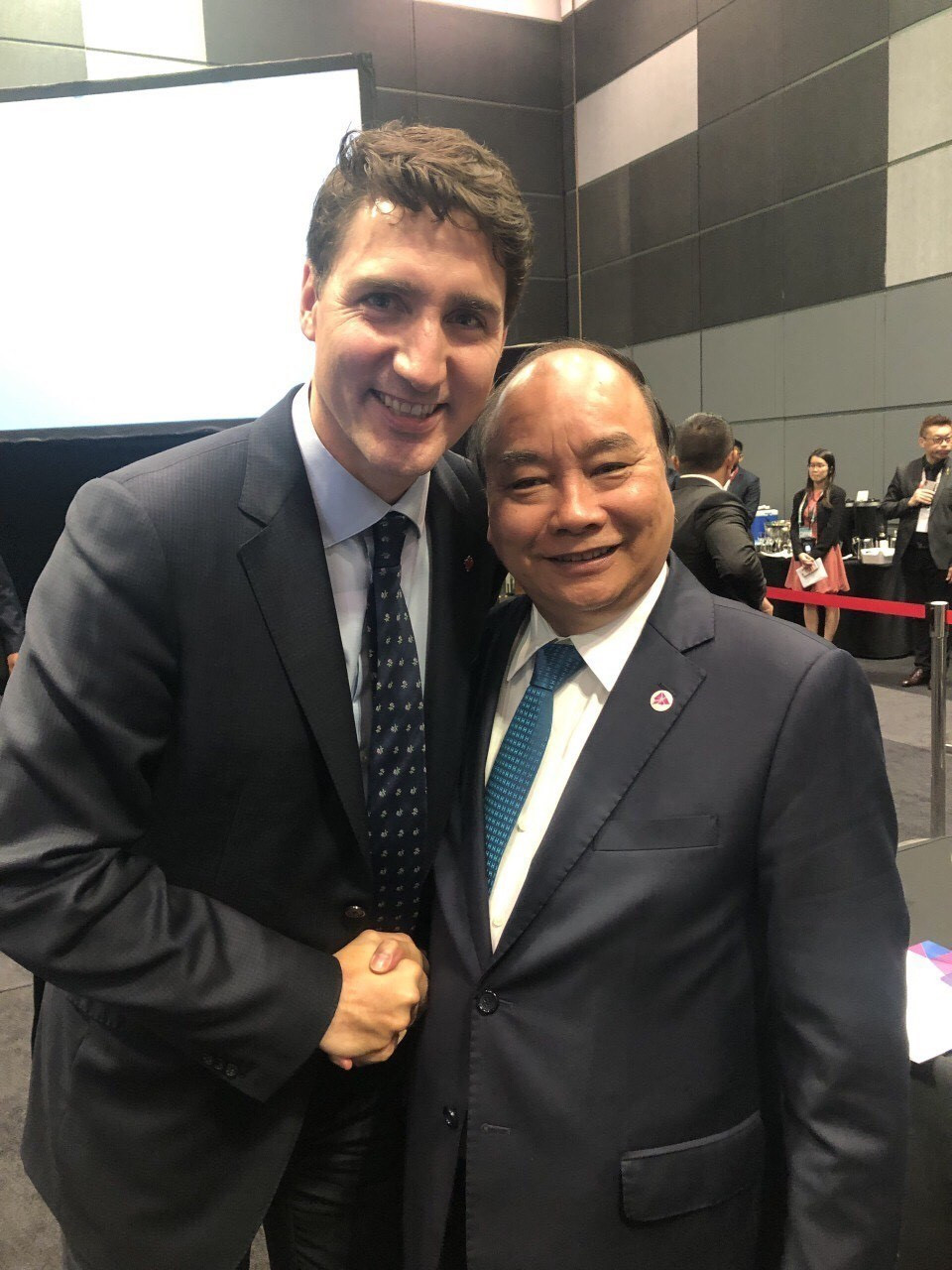 阮春福总理与加拿大总理贾斯汀·特鲁多（Justin Trudeau）在第33届东盟峰会及相关会议上亲切握手。图自越通社