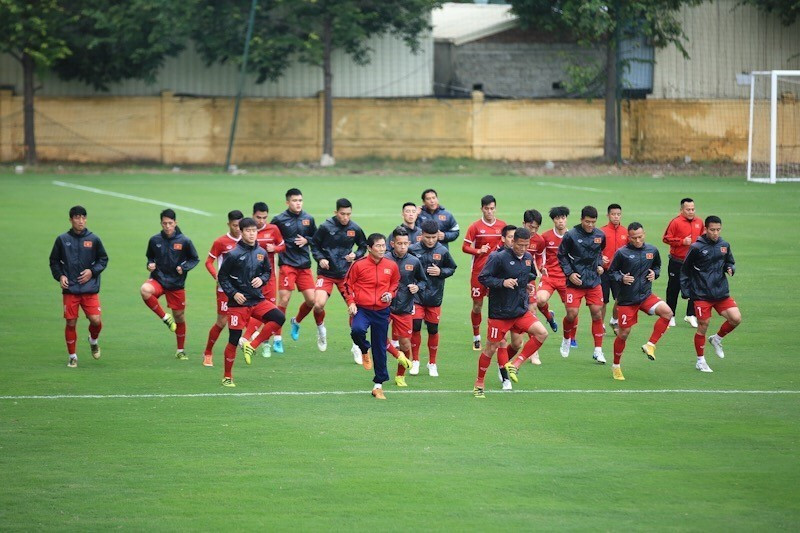 球员们做热身运动。越通社记者 仲达 摄