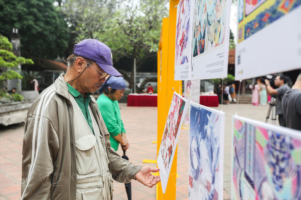 画展吸引众多游客前来参观。图自越通社/越南画报