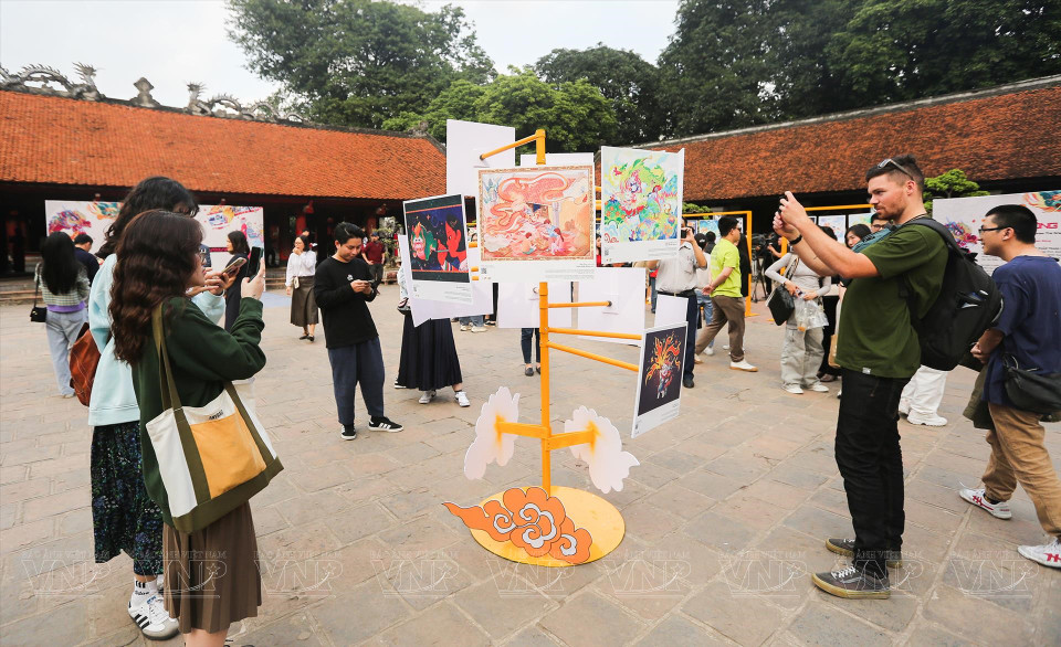“画龙”画展展展示全国70多名画家的80幅优秀作品。图自越通社/越南画报