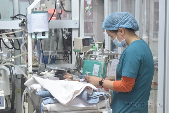 西原地区综合医院儿科和新生儿重症监护室医生和医务人员一向坚守岗位，守护儿童健康。图自 越通社