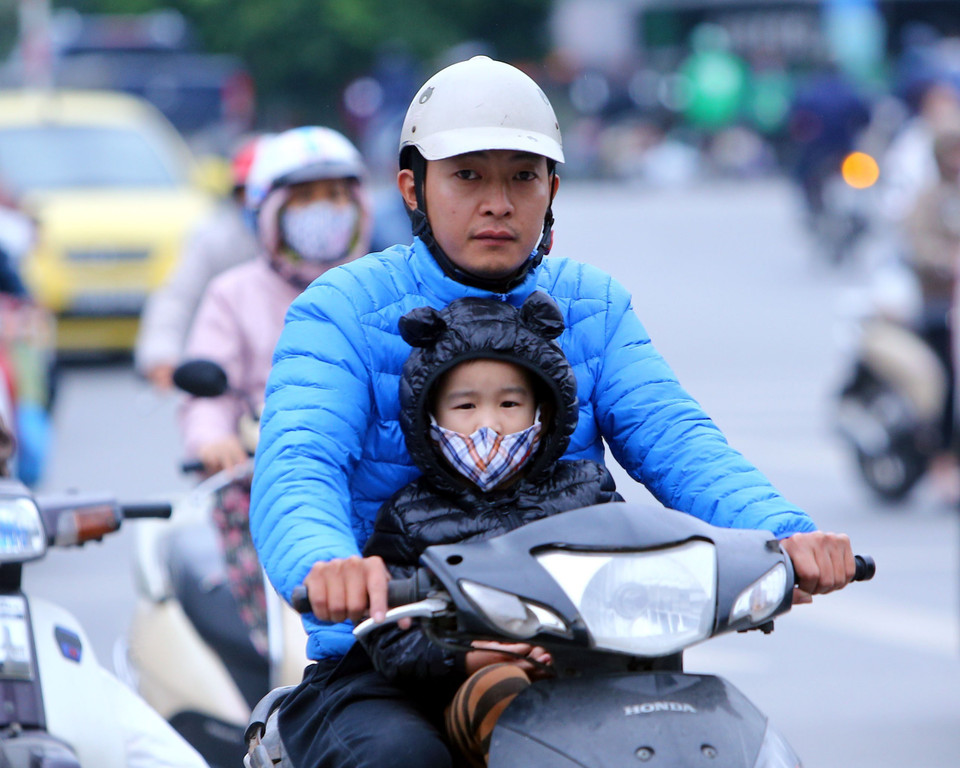 首都市民明显感受到冬天的气息。图自越通社