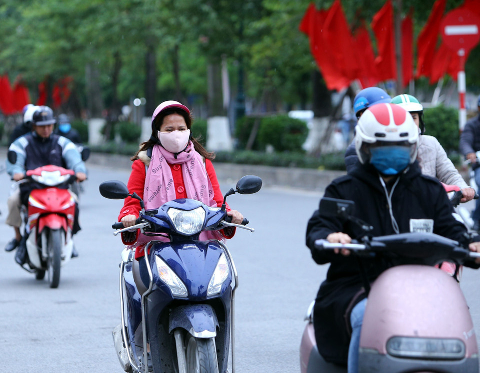 冷空气影响到河内市民的生活。图自越通社