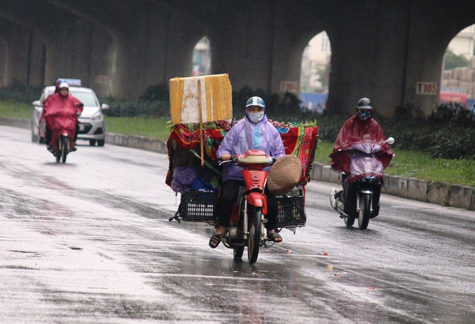冷空气影响到河内市民的生活。图自越通社