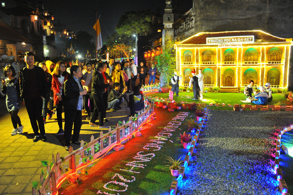 宁平省发艳教堂喜迎圣诞节。图自越通社