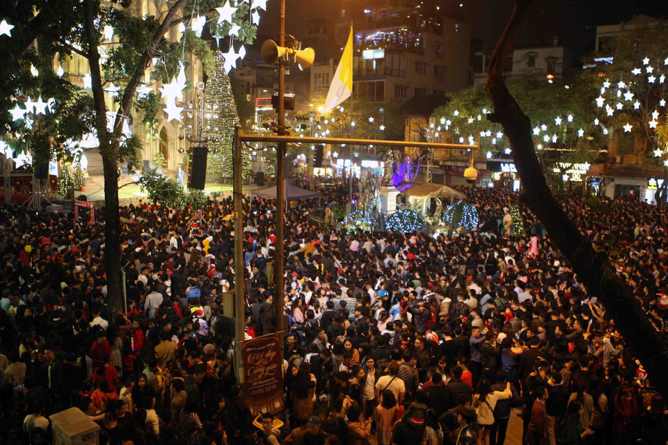 河内大教堂浓浓的圣诞节日气氛。。图自越通社