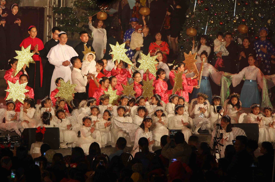 河内市民喜迎圣诞节的文艺表演。图自越通社
