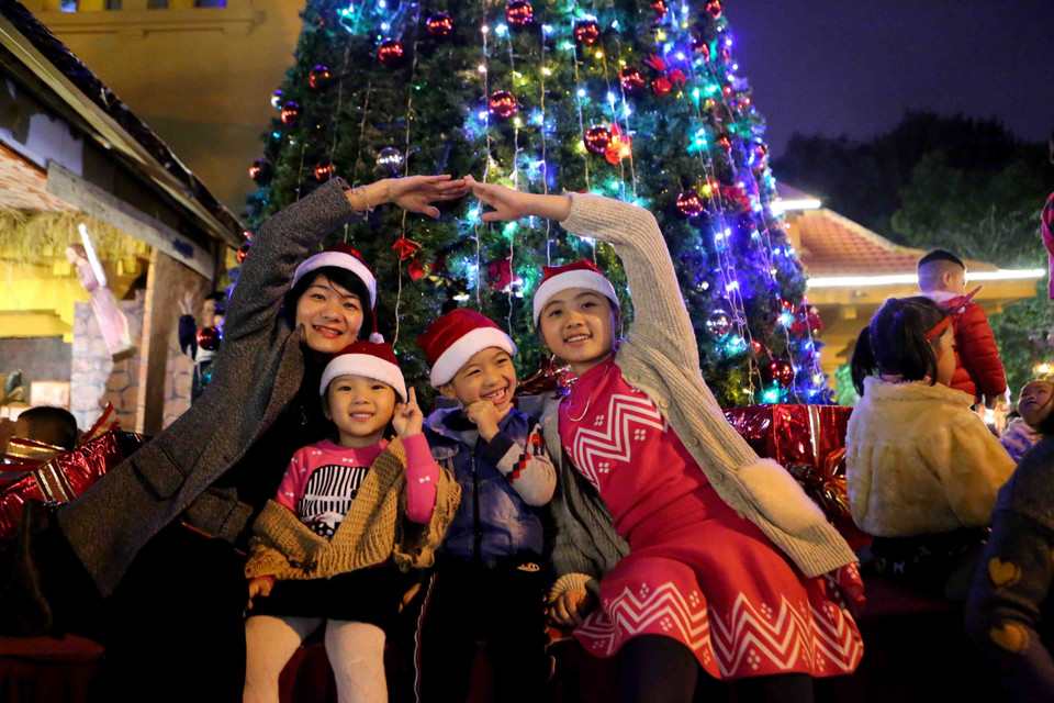 小朋友欢度圣诞节。图自越通社