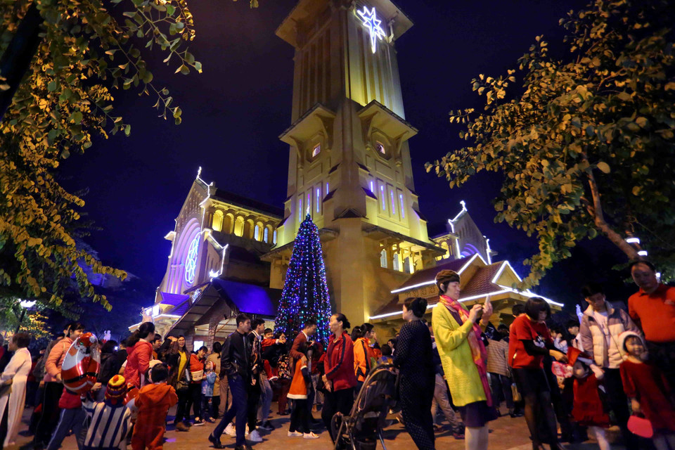 大街小巷到处都是浓浓的圣诞节日气氛。图自越通社