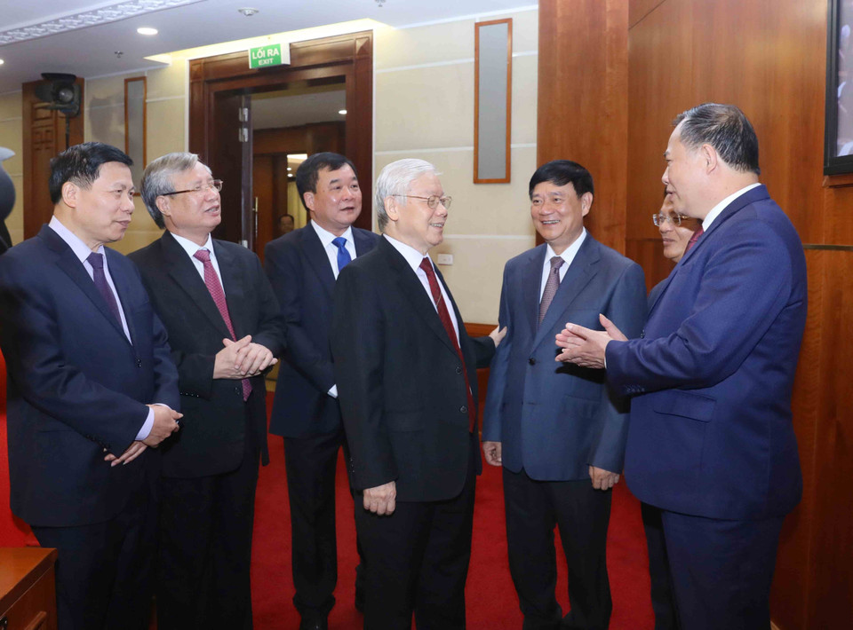 阮富仲与与会代表交谈。越通社记者 芳华 摄