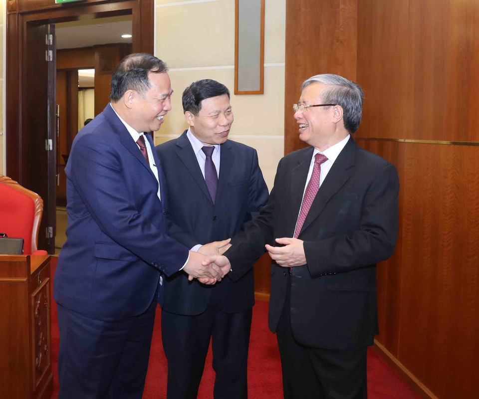 会议间隙与会代表交谈。越通社记者 芳华 摄