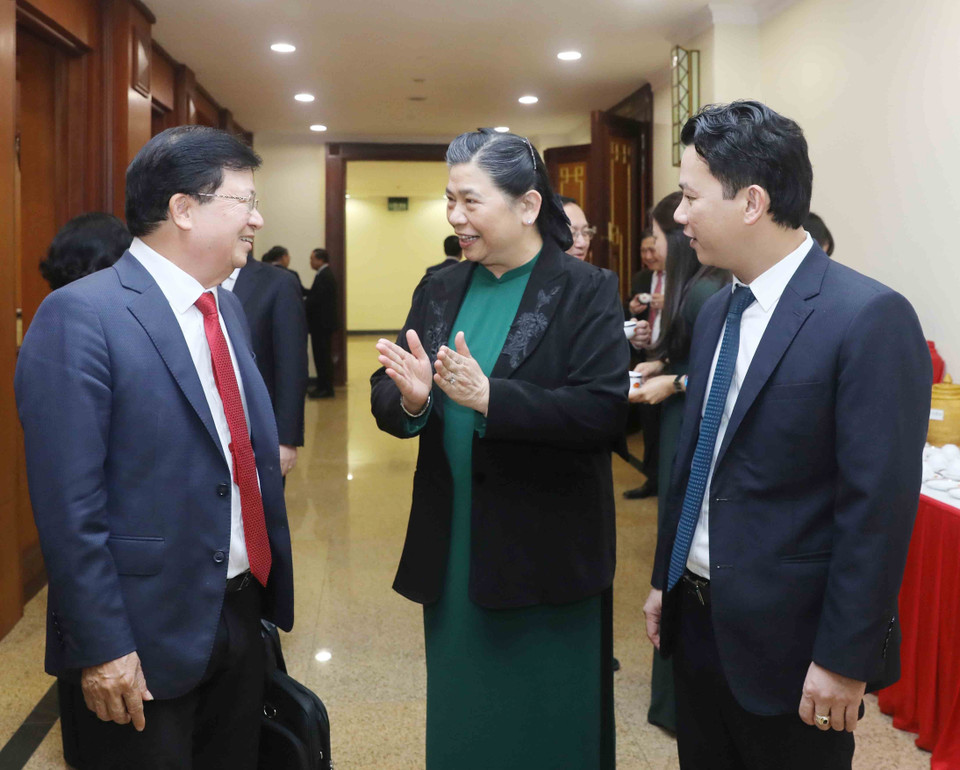 会议间隙与会代表交谈。越通社记者 芳华 摄