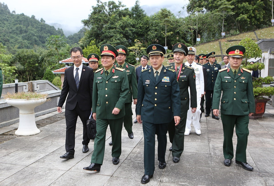 越中两国国防部长参观北坡国家级特殊遗迹区。越通社记者 杨江 摄