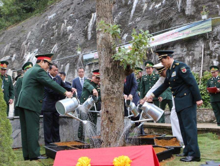 双方代表团在北坡国家级特殊遗迹区种下纪念树。越通社记者 杨江 摄