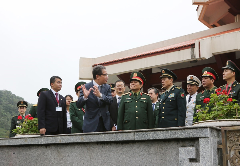 两国防长听取关于北坡国家级特殊遗迹区的介绍。越通社记者 杨江 摄