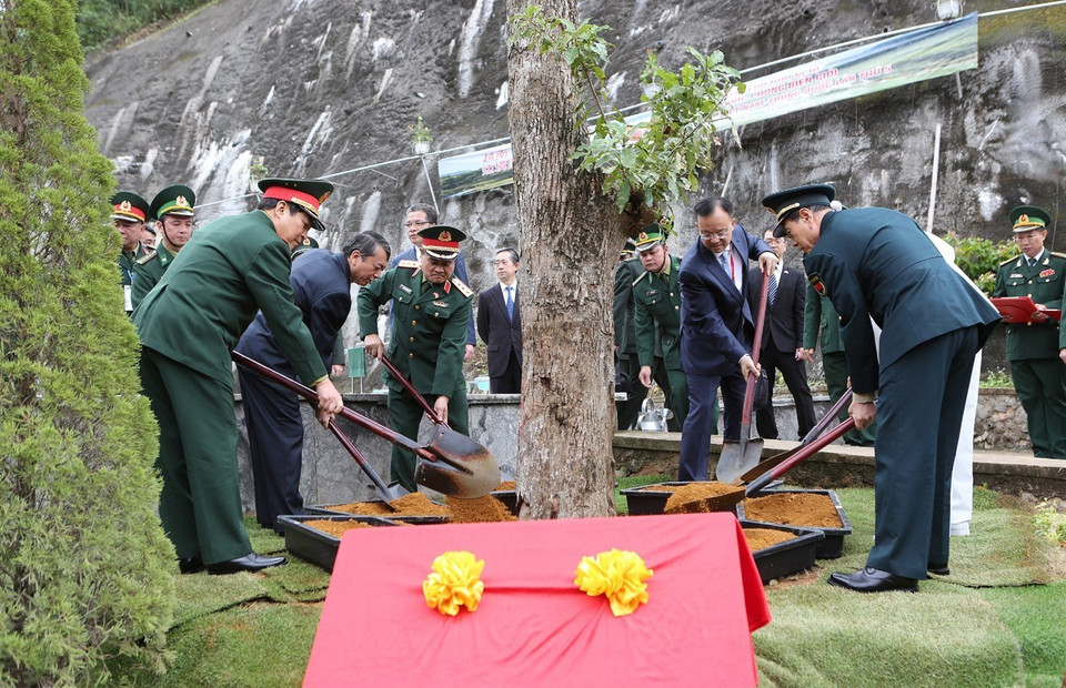 双方代表团在北坡国家级特殊遗迹区种下纪念树。越通社记者 杨江 摄