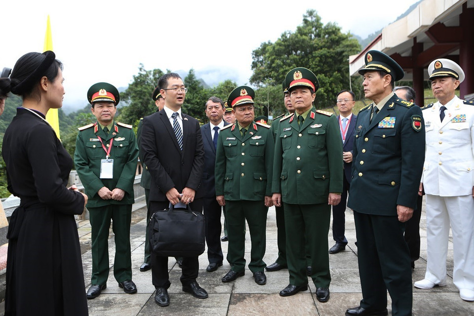 两国防长听取关于北坡国家级特殊遗迹区的介绍。越通社记者 杨江 摄