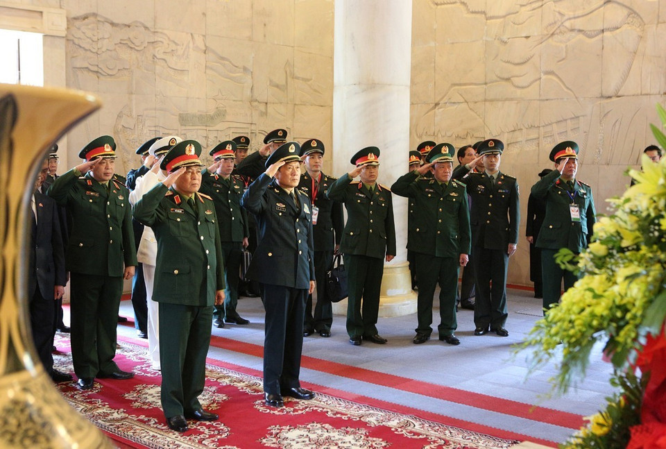 双方代表团向胡志明主席祠堂献上鲜花。越通社记者 杨江 摄