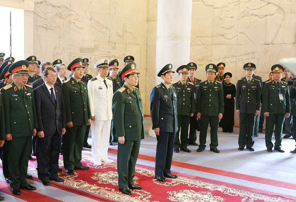 双方代表团向胡志明主席祠堂献上鲜花。越通社记者 杨江 摄