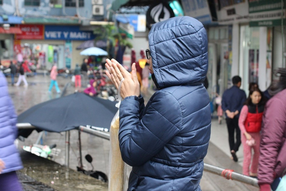 首都市民明显感受到冬天的气息。图自越通社