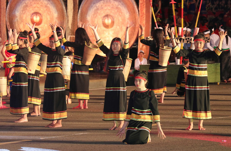 2018年西原锣铮文化节闭幕式的文艺表演。图自越通社