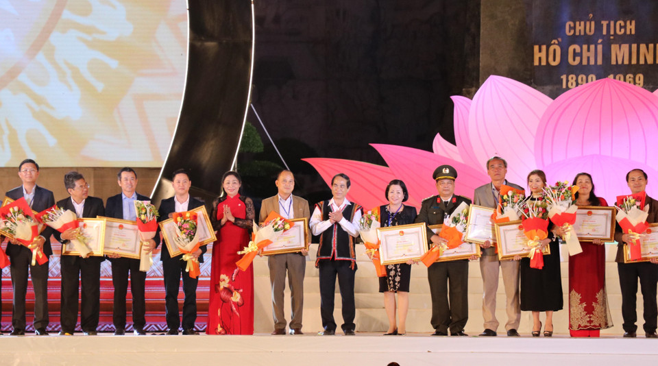 嘉莱省人民委员会向为2018年西原锣铮文化节成功举行作出贡献的67个团体授予奖状。图自越通社