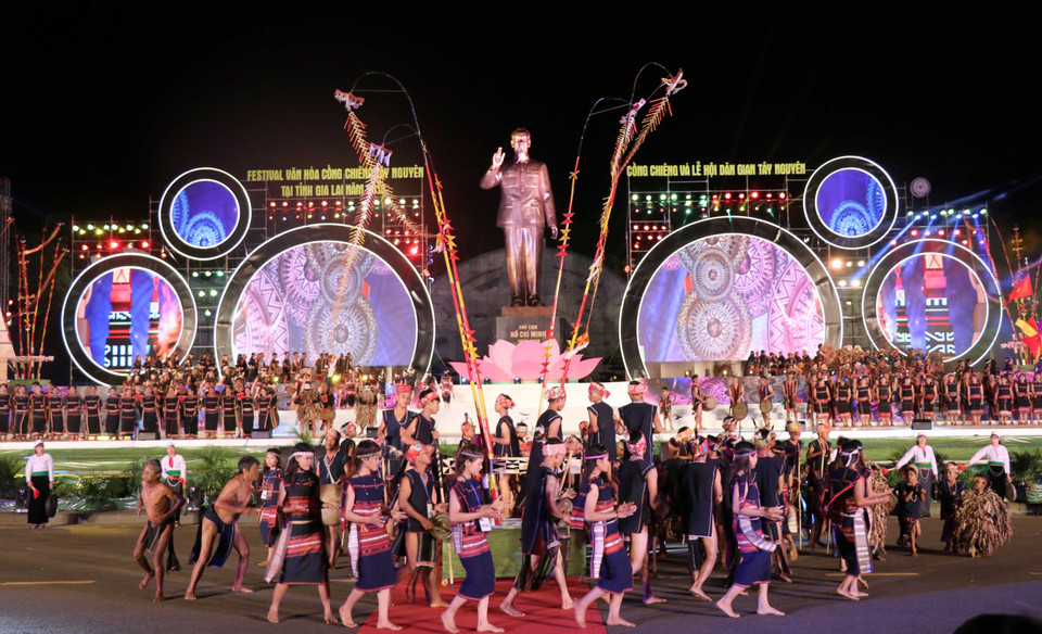 2018年西原锣铮文化节闭幕式的文艺表演。图自越通社