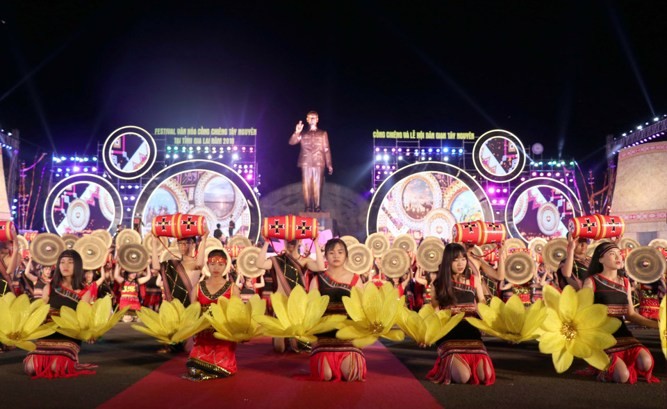 2018年西原锣铮文化节闭幕式的文艺表演。图自越通社