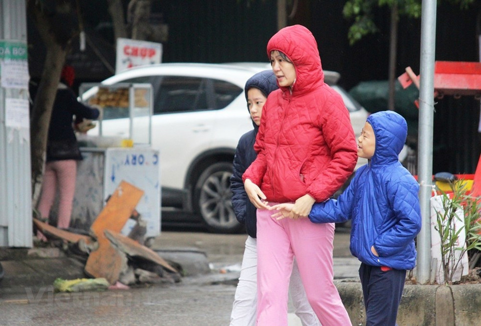 首都市民明显感受到冬天的气息。图自越通社