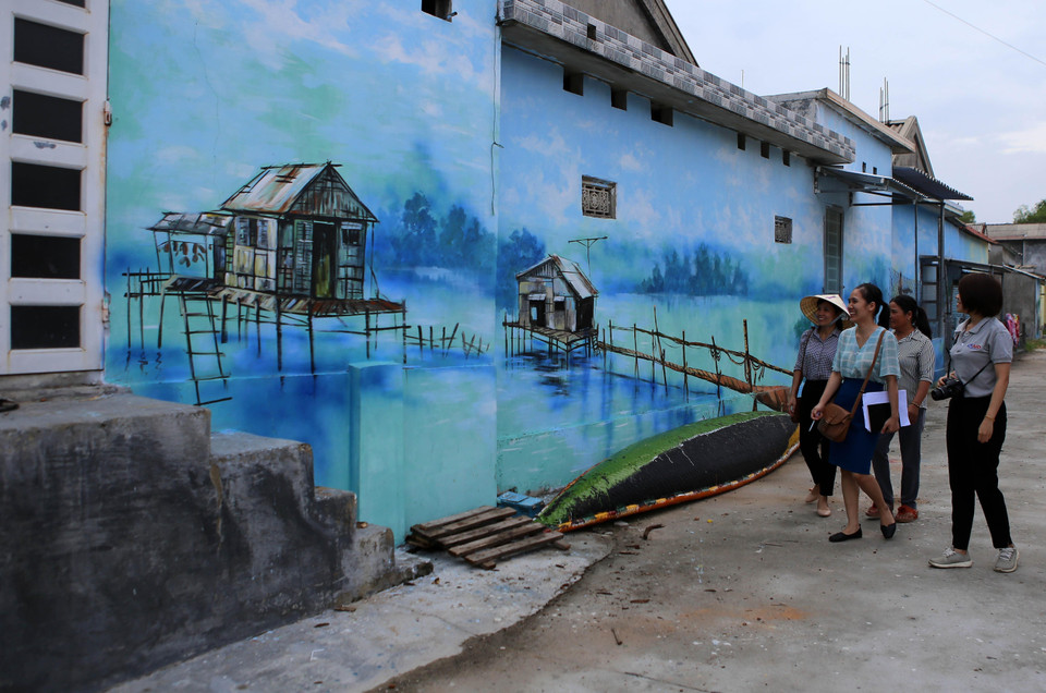 承天顺化省渔美盛渔村美丽的农舍壁画。越通社记者胡球 摄