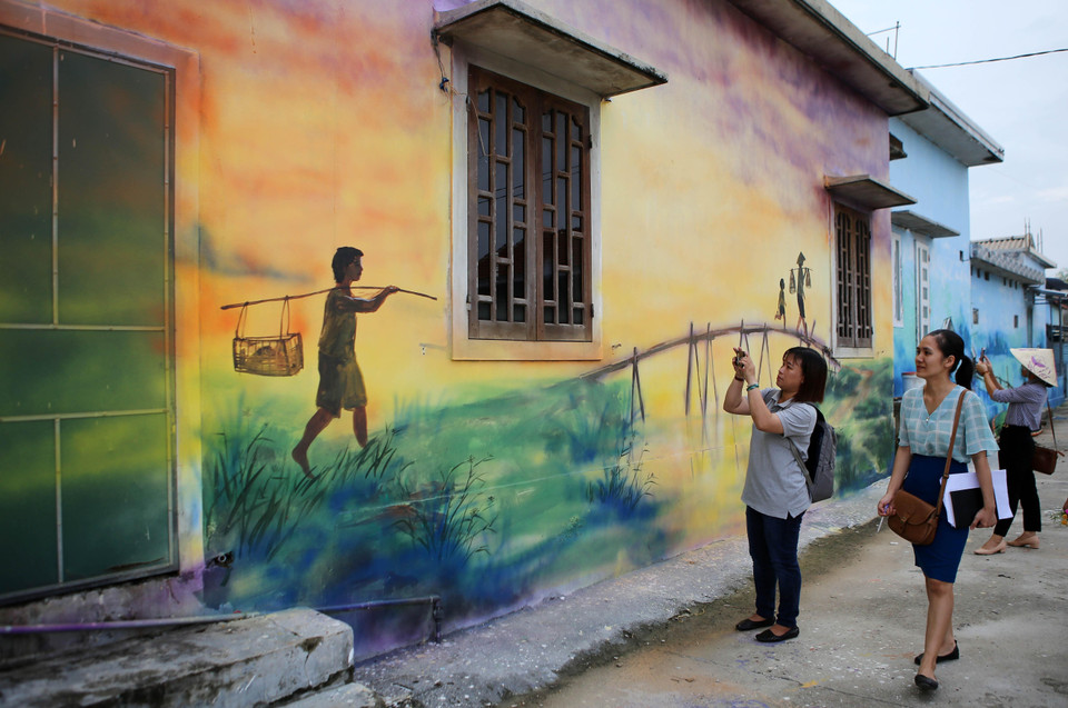  渔美盛渔村农舍穿上五颜六色的壁画。越通社记者胡球 摄