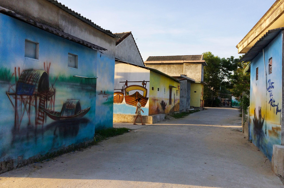 承天顺化省渔美盛渔村美丽的农舍壁画。越通社记者胡球 摄