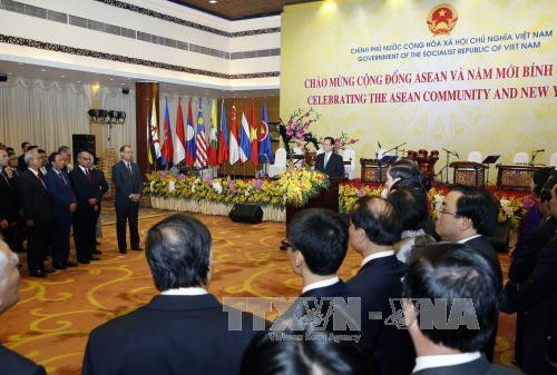  越南政府总理阮晋勇主持招待会，庆祝东盟共同体正式成立和 2016 年丙申年春节。（图片来源：越通社）