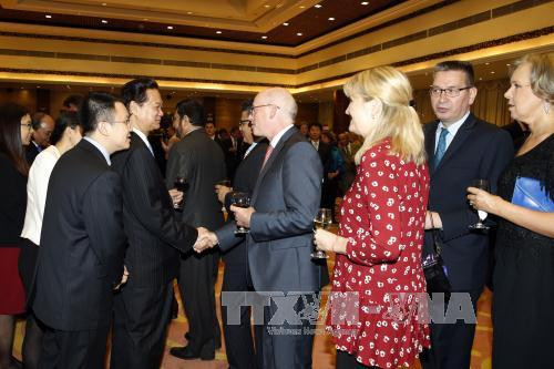  越南政府总理阮晋勇主持招待会，庆祝东盟共同体正式成立和 2016 年丙申年春节。（图片来源：越通社）