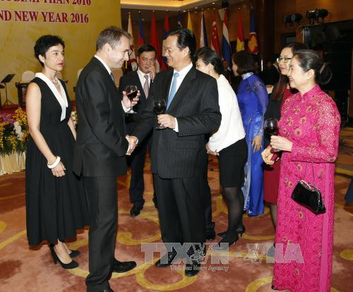  越南政府总理阮晋勇主持招待会，庆祝东盟共同体正式成立和 2016 年丙申年春节。（图片来源：越通社）