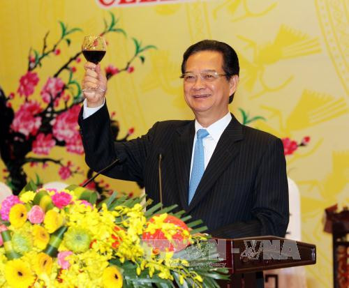  越南政府总理阮晋勇主持招待会，庆祝东盟共同体正式成立和 2016 年丙申年春节。（图片来源：越通社）